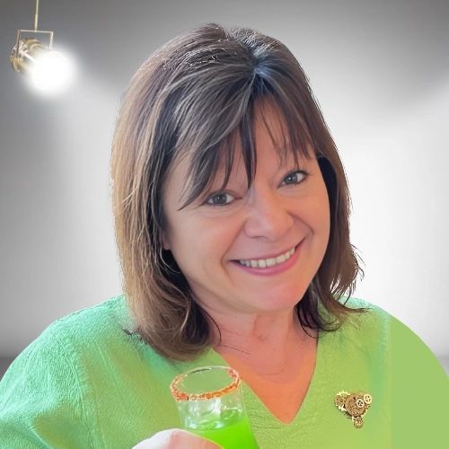 Portrait of author Hollie Grimaldi-Flores.